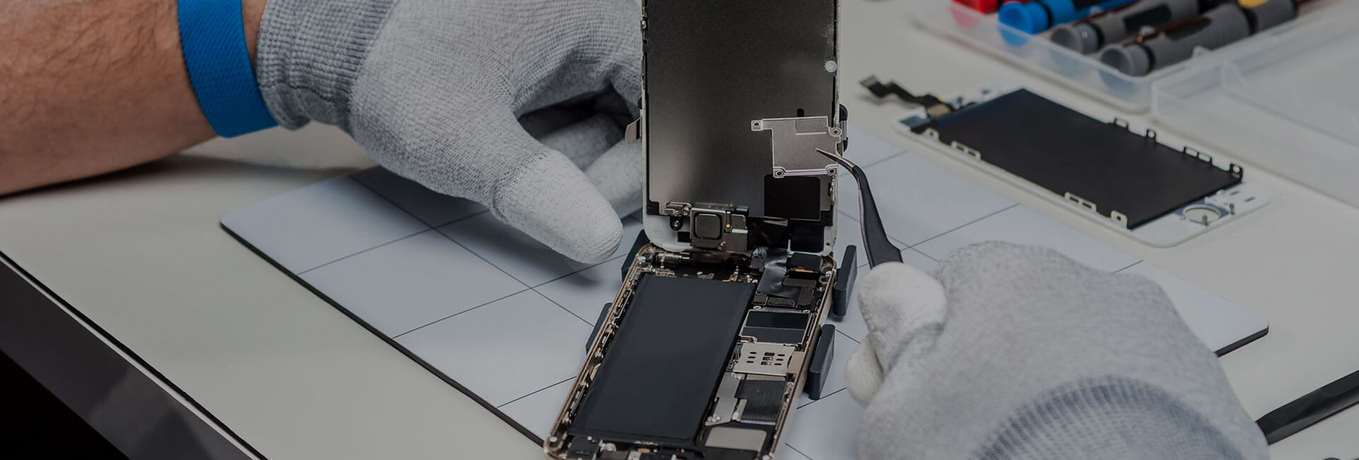 Geöffnetes iPhone bei der Reparatur